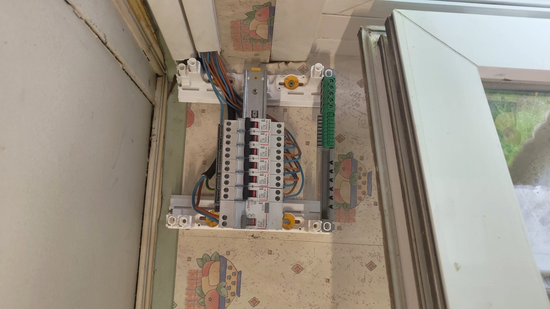 Petit tableau divisionnaire rénové dans un logement ancien