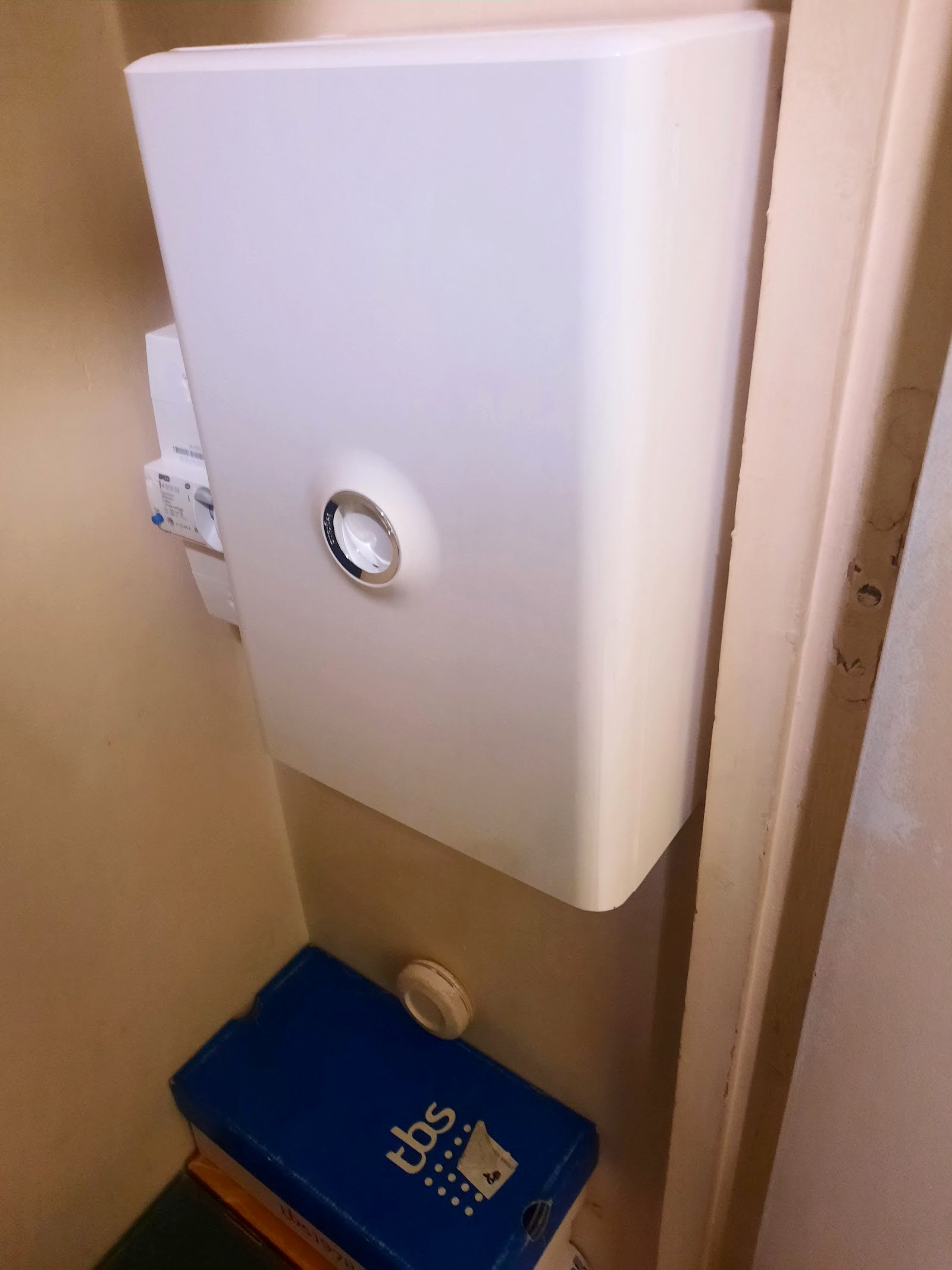 Chauffe-eau électrique compact installé