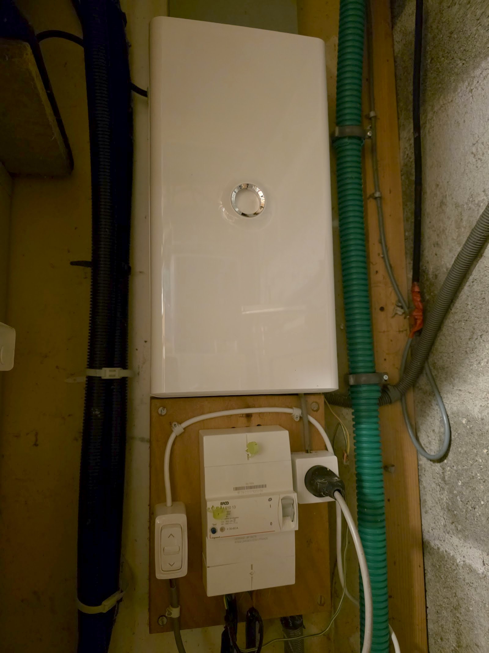Chauffe-eau plat et compteur raccordés sur platine